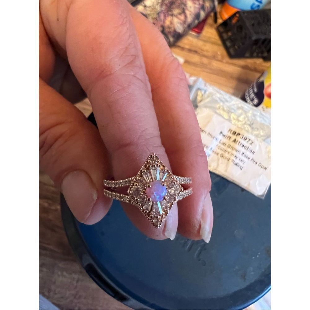 Woman's size 8 ring - Picture 2 of 6